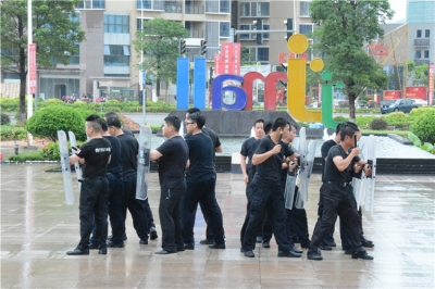 堅基商業 - 持刀男子闖進JJMALL？不要慌，這是反恐防暴演練